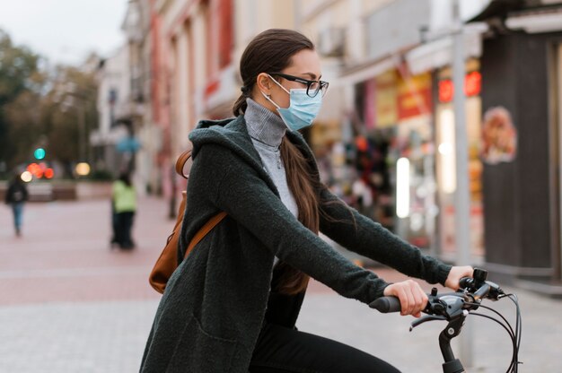 自転車代替輸送とマスクを身に着けている女性