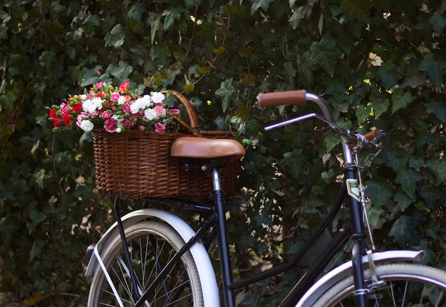 Велосипедная корзина с красивыми цветами, вид сбоку