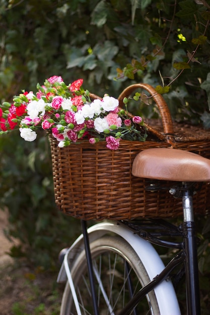 Велосипедная корзина с красивыми цветами