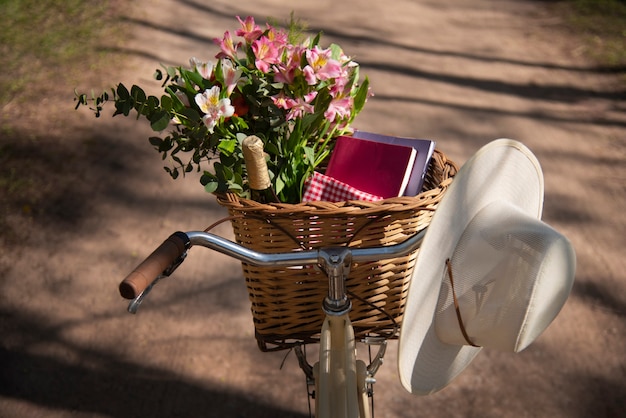 Cestino per bicicletta con fiori e libri ad alto angolo