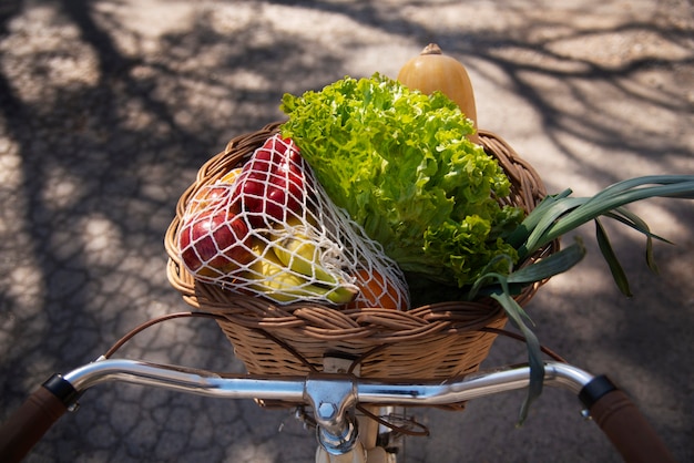 신선한 식료품이 있는 자전거 바구니 높은 각도