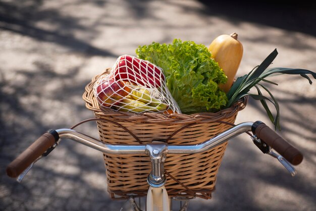 Foto gratuita cestino per biciclette con generi alimentari freschi