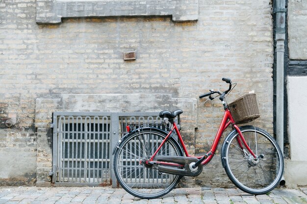 石畳の舗道の自転車