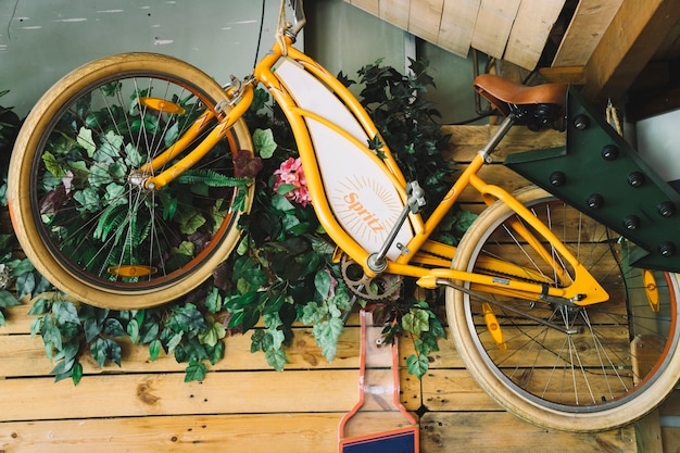 Decorazione bicicletta su superficie in legno