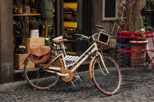 레스토랑 옆의 자전거, 작은 이탈리아 마을의 예쁜 거리. 프리미엄 사진