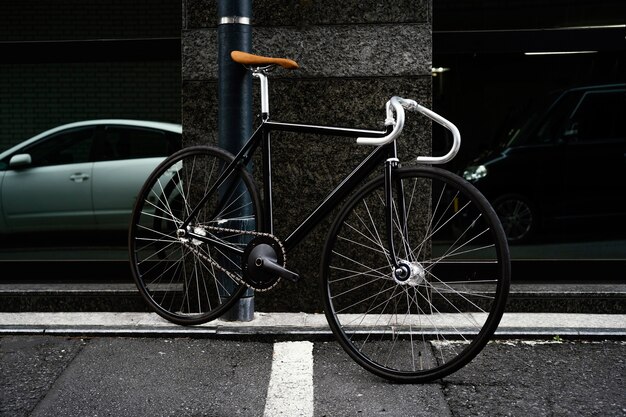 通りの屋外の自転車