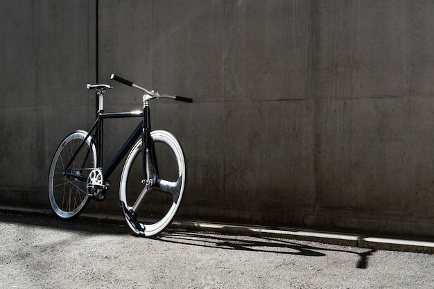 通りの屋外の自転車