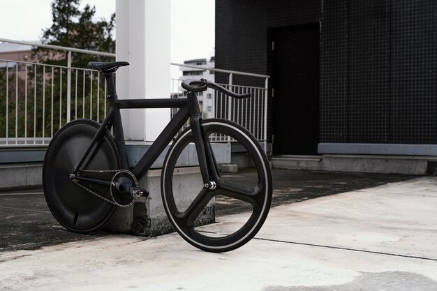 通りの屋外の自転車