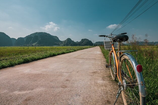 베트남 북부 Ninh Binh의 계단식 논 사이 도로 옆에 자전거 주차