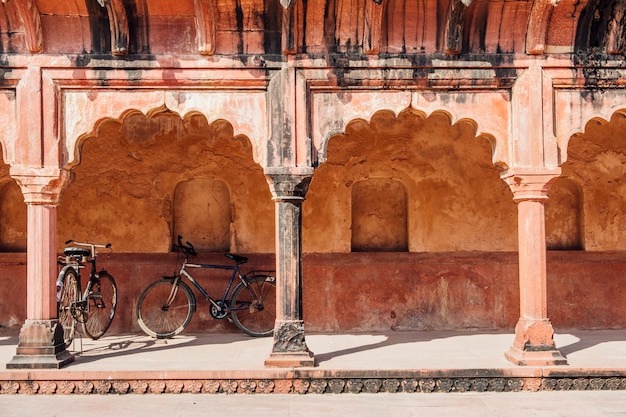 Бесплатное фото Велосипедная стоянка у индийского здания в исламском стиле