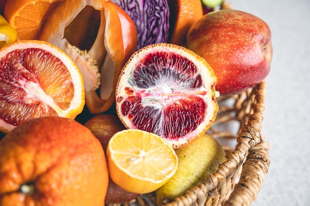 Foto gratuita grande cestino con il primo piano di frutta e verdura