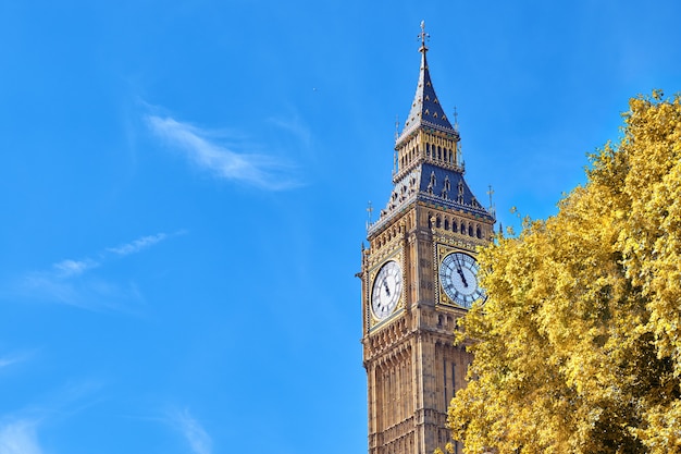 秋​の​明るい​日に​イギリス​の​ロンドン​の​ビッグ​ベン​時計台