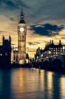 Foto gratuita torre dell'orologio del big ben a londra al tramonto, elaborazione fotografica speciale.