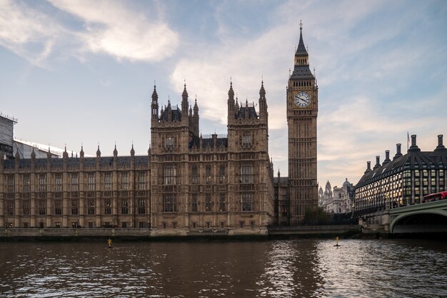 曇りのあるロンドンの国会議事堂とビッグベンの住宅 プレミアム写真