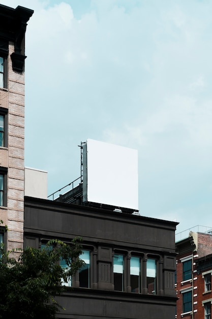 Большой шаблон рекламного щита на здании в городе