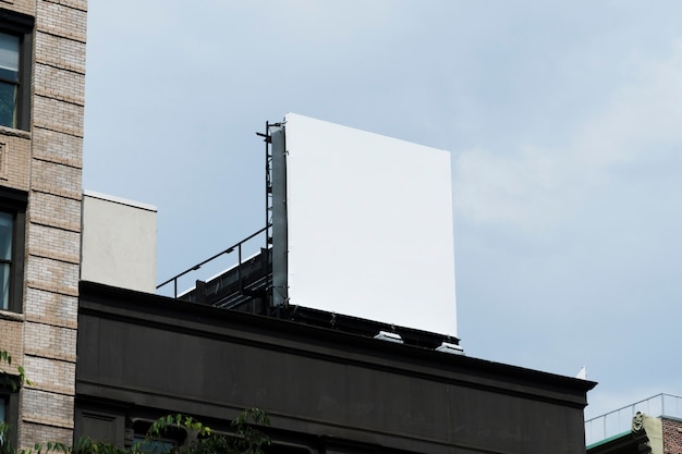 Большой шаблон рекламного щита на здании в городе