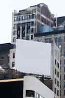 Бесплатное фото Большой шаблон рекламного щита на здании в городе