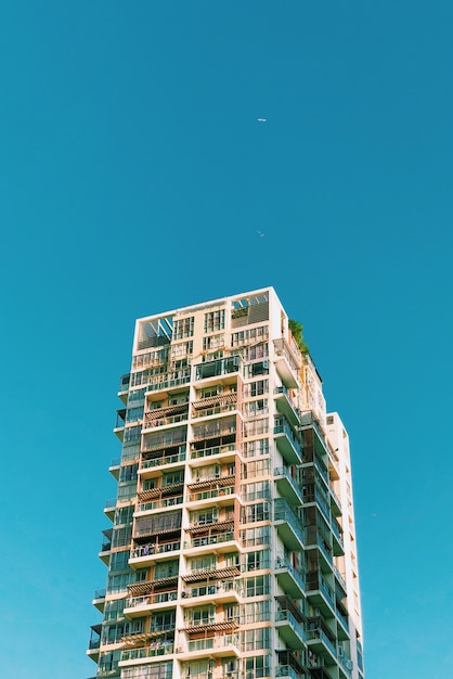 青い空に大きな建物