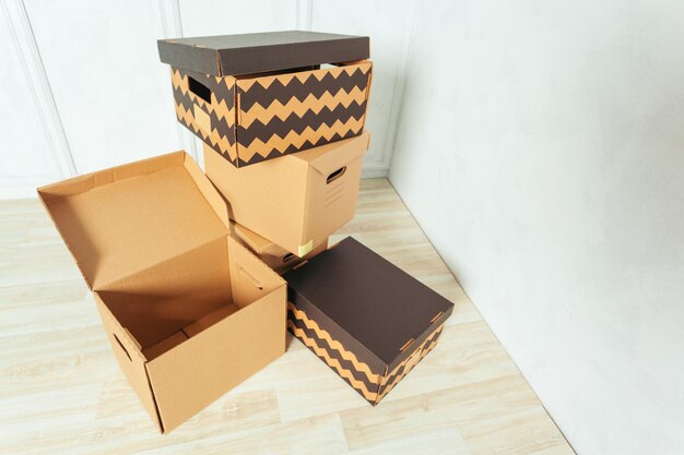 Big cardboard boxes standing insinde a room