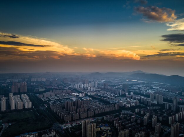 夕日の背景に都市の高層ビルと大きな都市のスカイライン。