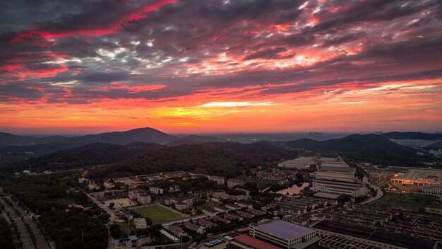 夕日の背景に都市の高層ビルと大きな都市のスカイライン。