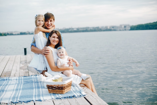 Grande famiglia vicino al lago