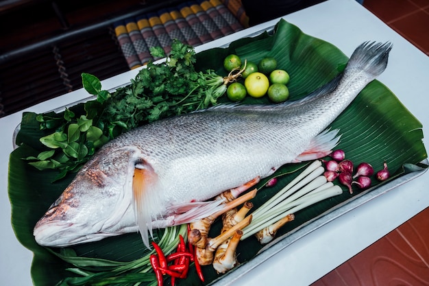 大きな魚は料理の準備をする