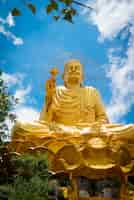 Free photo big golden buddha