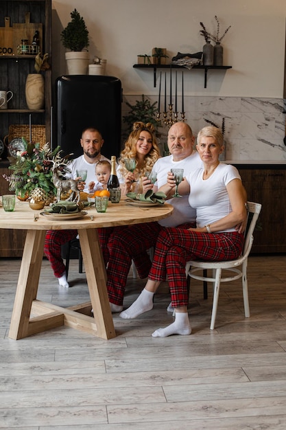 Foto gratuita la grande famiglia felice fa colazione insieme in cucina a natale