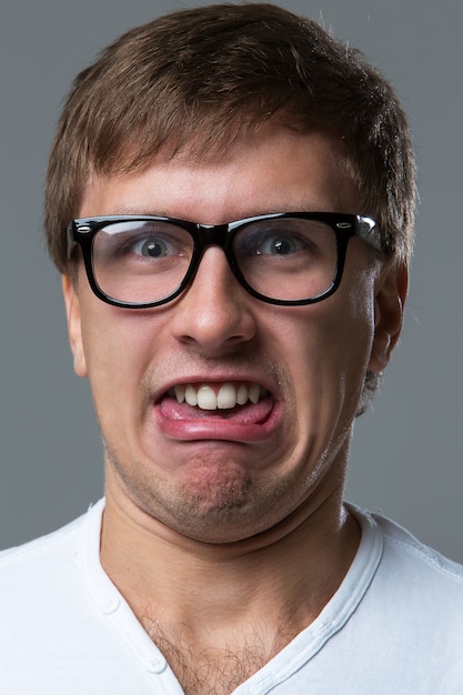 Foto gratuita il ragazzo con la testa grande fa impazzire le emozioni del viso