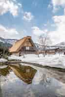 Foto gratuita grande capanna nella neve a shirakawago, in giappone