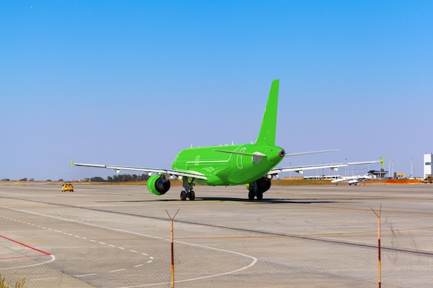 Il grande aereo passeggeri guida lungo la pista dell'aeroporto