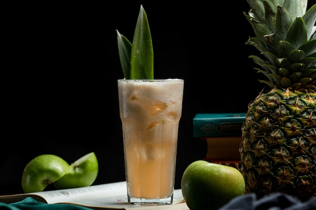 Free photo a big portion of pinapple apple mixed summer drink