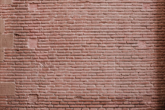 큰 붉은 벽돌 벽
