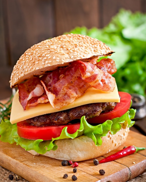 큰 샌드위치-쇠고기, 치즈, 토마토, 튀긴 베이컨이 들어간 햄버거 버거