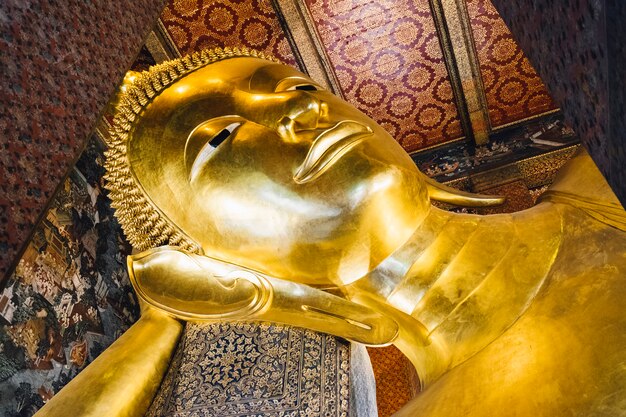 タイ、バンコクの寺院で大きな睡眠金仏像