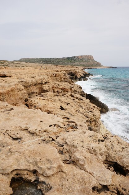 Большие камни на берегу в дневное время на Кипре