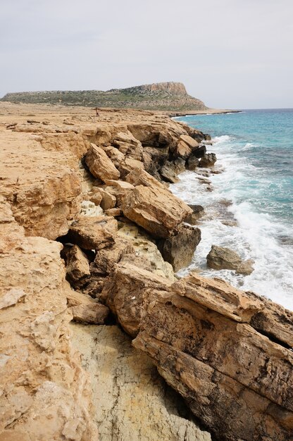 키프로스에서 낮 동안 해안에 큰 돌