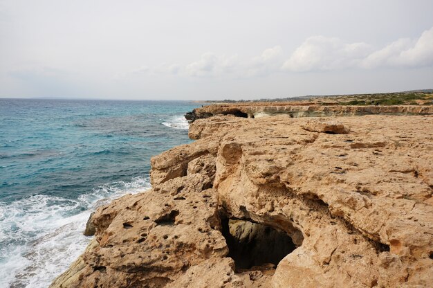 키프로스에서 낮 동안 해안에 큰 돌