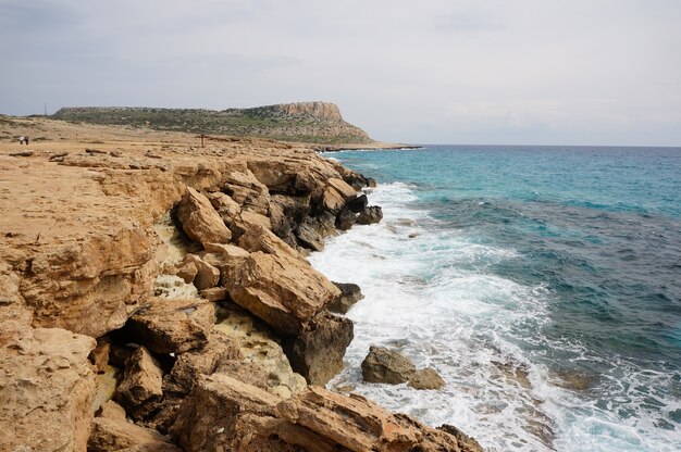 キプロスの日中の海岸の大きな石