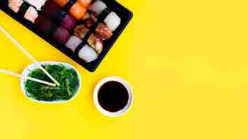 無料写真 海藻サラダと醤油の大きな寿司プレート