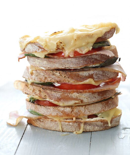 Большой веганский бутерброд с овощами и сыром на деревянный стол