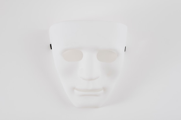 Foto gratuita grande maschera di carnevale bianco sul tavolo