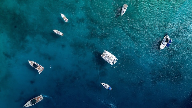 ギリシャの夏の海でボートと大きなヨット