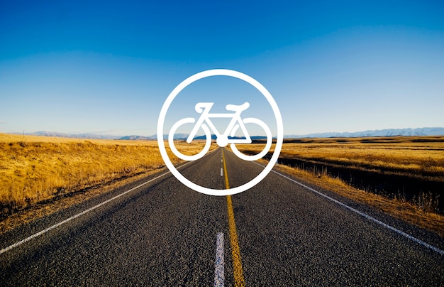Foto gratuita forma di banner in bicicletta in cerchio con vista panoramica sulla strada rurale e sulla catena montuosa