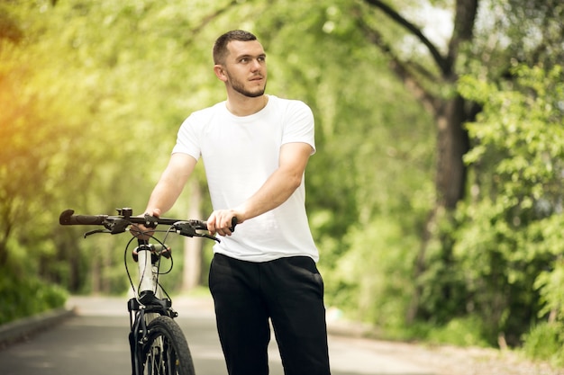 大人のアクティブバイクサイクリング自転車