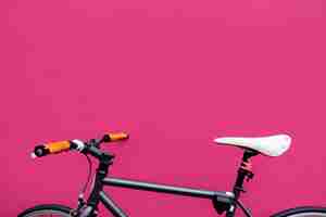 Foto gratuita bici da un muro fucsia