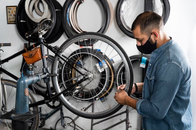 ワークショップでのバイクの作成