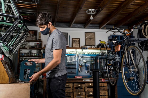 ワークショップでのバイクの作成