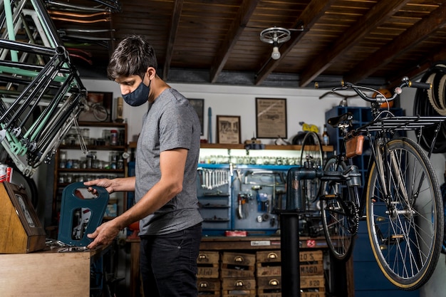 ワークショップでのバイクの作成